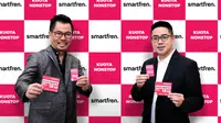Deputy CEO Smartfren Djoko Tata Ibrahim dan Chief Brand Officer Smartfren Roberto Saputra meluncurkan Kuota Nonstop Smartfren (Foto: Smartfren)