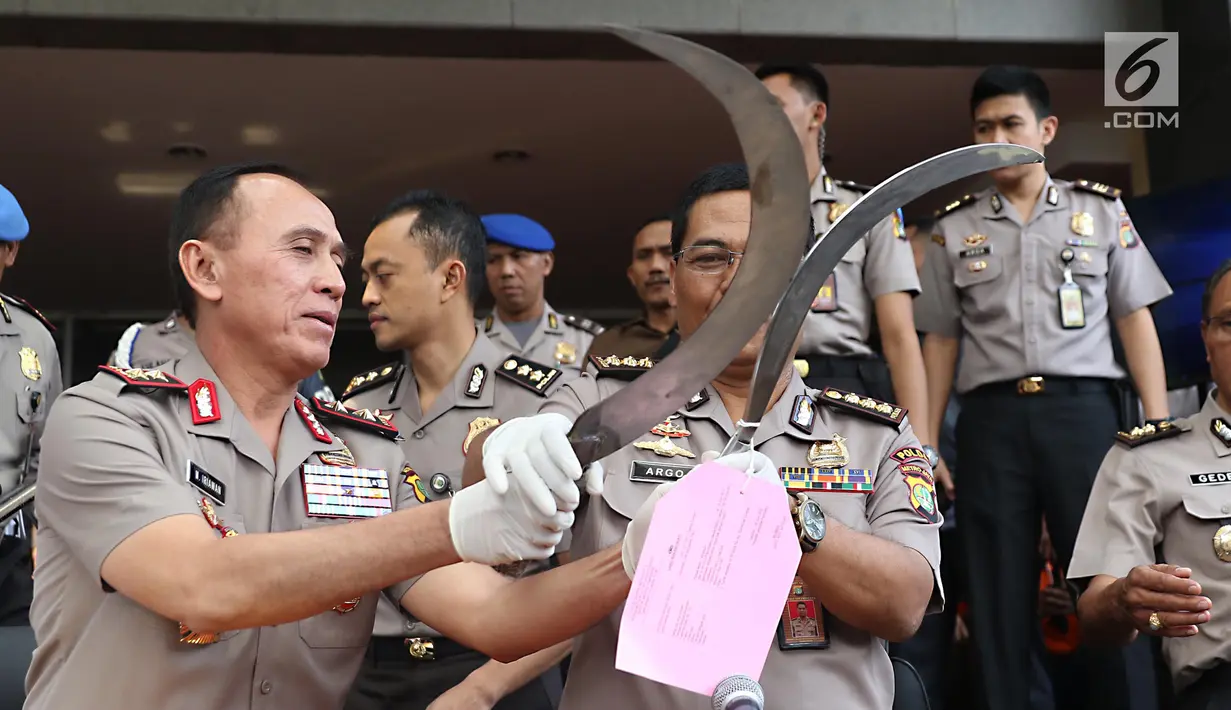 Kapolda Metro Jaya Irjen Mochammad Iriawan dan Kabid Humas Polda Metro Jaya Kombes Pol Argo Yuwono menunjukkan barang bukti senjata tajam saat rilis hasil operasi cipta kondisi Ramadan di Polda Metro Jaya, Jakarta, Rabu (21/6). (Liputan6.com/Angga Yuniar)