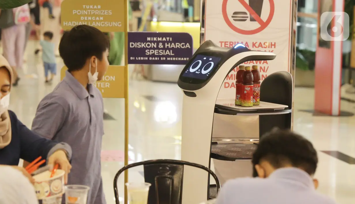 Pengunjung melihat robot pramusaji “Bellabot” yang mengantar makanan di Tangcity Mal, Kota Tangerang, Rabu (27/10/2021). Robot karakter hewan itu melayani antar pesan makanan bagi pengunjung guna mengurangi interaksi mengingat masih dalam pandemi covid-19. (Liputan6.com/Angga Yuniar)
