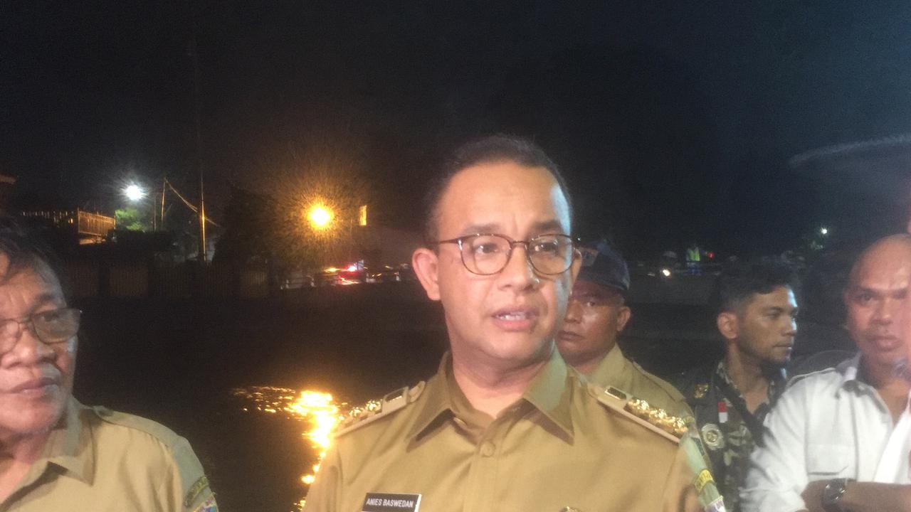 Gubernur DKI Anies Baswedan mengecek pintu air Manggarai.