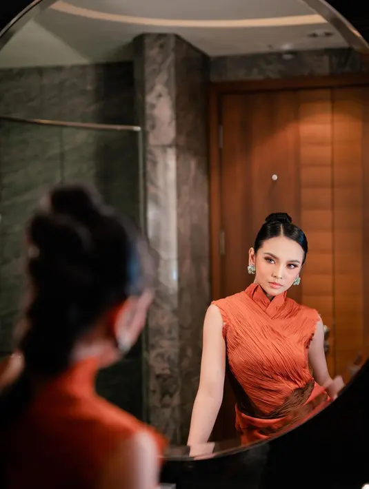 Kini, Lyodra Ginting kembali menjadi Sang Dewi dengan gaun berwarna oranye. [instagram/lyodraofficial]