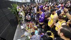 Fans Kobe Bryant berduka saat berkumpul di depan Staples Center, rumah Los Angeles Lakers (26/1/2020). Legenda NBA dan Los Angeles Lakers Kobe Bryant meninggal dunia akibat kecelakaan helikopter di Calabasas, California, Minggu 26 Januari waktu setempat. (AP Photo/Matt Hartman)