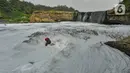 Musim kemarau dimana daerah lain lain sungai mengalami kekeringan, Kali bekasi saat ini sudah sebulan ini tercemar limbah industri beracun dan berbahaya dengan warna hitam pekat, berbusa dan bau. (merdeka.com/Arie Basuki)