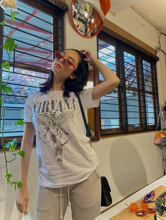 Asha Assuncao kerap tampil dengan OOTD yang simpel tapi tetap keren. Seperti saat memakai kaus putih saat hangout. Gaya simpelnya ini disempurnakan dengan kacamata hitam yang kekinian. Dengan kacamata, Asha terlihat begitu trendi. (Liputan6.com/IG/@asha.assuncao)