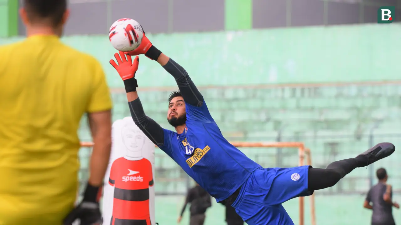Foto Liga 1: Jelang Kompetisi Liga 1, Dua Pemain Asing Baru Arema FC Dihajar Dalam Latihan