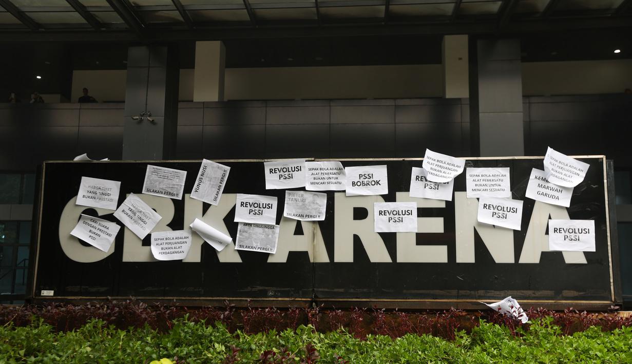 Ultras Garuda mengancam akan menggelar aksi lanjutan jika tuntutan mereka tetap diabaikan. Tampak dalam foto, suporter timnas Indonesia, Ultras Garuda, saat menggelar aksi unjuk rasa di depan Kantor PSSI, GBK Arena, Senayan, Jakarta Pusat, Jumat (14/11/2025). (Bola.com/M Iqbal Ichsan)