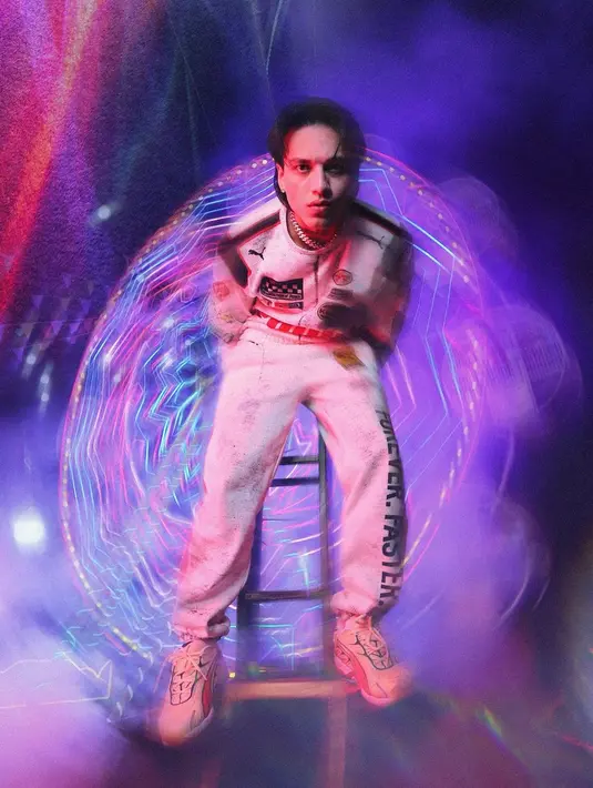 Terbaru, Jefri Nichol tampil rebel saat photoshoot di pasar malam BKT. Ia terlihat mengenakan beberapa koleksi terbaru Puma x A$AP ROCKY [@jefrinichol]