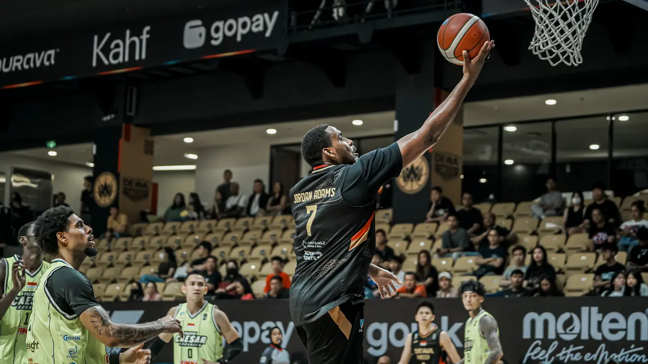 Jordan Adams memimpin Dewa United menghajar Pacific Caesar Surabaya di IBL 2025