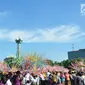 Sejumlah warga bersiap mengikuti prosesi tradisi Kirab Dugderan di Lapangan Simpang Lima Semarang, Jumat (3/5/2019). Prosesi Dugderan yang sudah berlangsung sejak 1881 di Semarang itu digelar setiap menyambut bulan suci Ramadan. (Liputan6.com/Gholib)