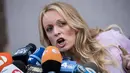 Aktris film dewasa, Stormy Daniels memberi keterangan kepada wartawan saat ia keluar dari Pengadilan Distrik Selatan New York (16/4). Stormy Daniels sebelumnya terlibat skandal perselingkuhan dengan Donald Trump. (Drew Angerer/Getty Images/AFP)