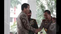 Presiden Joko Widodo (kiri) bersalaman dengan Wakapolri Komjen Pol. Badrodin Haiti di Gedung PTIK, Jakarta, Selasa (3/3/2015). Rapim TNI-Polri mengambil tema Sinergitas TNI-Polri Penggerak Revolusi Mental. (Liputan6.com/Faizal Fanani)