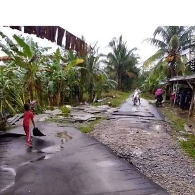 6 Potret Perbaikan Jalanan Aspal Tak Selesai Ini Nyeleneh, Bikin Elus Dada