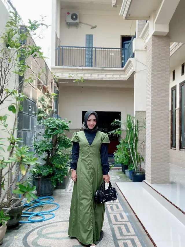 6 Potret Angel Emitasari saat Pakai Hijab, Pedangdut Lamongan yang Jadi Kades