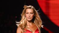 Supermodel Bella Hadid dazzled once again at the 2025 Victoria's Secret Fashion Show with new blonde hair and a bold outfit. Here are the details!