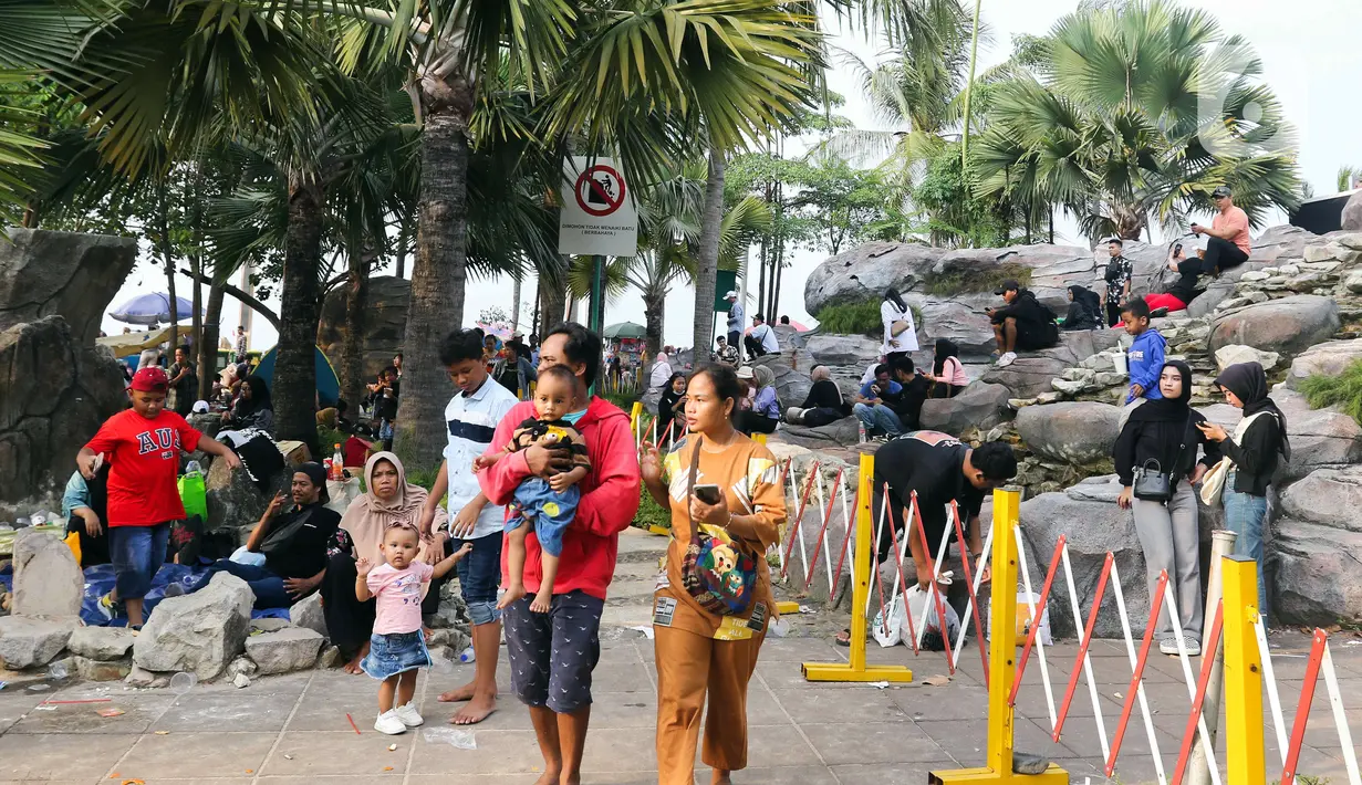 Kendaraan roda empat yang membeludak menyebabkan laju kendaraan di pintu masuk tersendat. Kebanyakan dari kendaraan roda empat ini bernomor pelat B atau dari wilayah daerah Jakarta itu sendiri. (Liputan6.com/Herman Zakharia)
