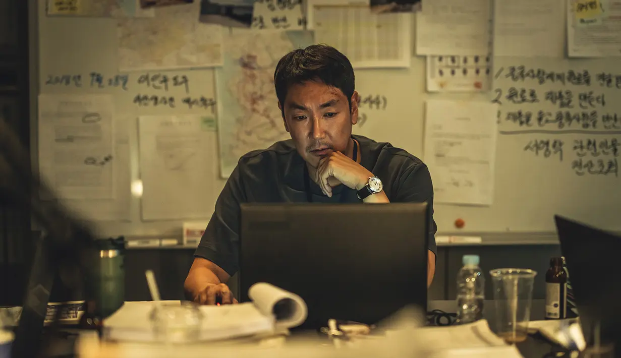 Potongan gambar yang baru dirilis menggambarkan momen intens dari karakter di sekitar Mr. Lee. Detektif Won Ho serius dalam usahanya mengejar Mr. Lee yang dia yakini bukan Brian dan masih buron. (Foto: Netflix)