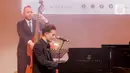 Dengan alunan instrumen drum, kontra bas, dan dentingan piano dari jemari tangannya yang lincah menari. (Liputan6.com/Faizal Fanani)