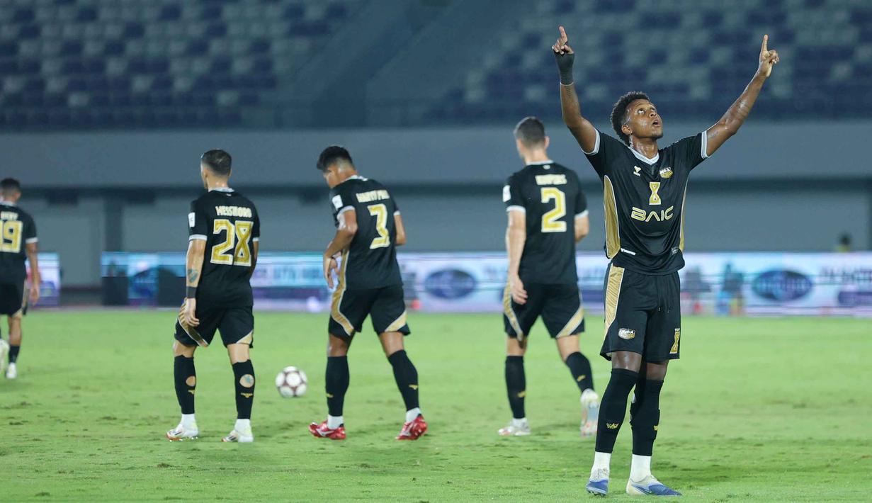 Sepuluh menit berselang, Hugo Gomes alias Jaja menggandakan keunggulan Dewa United atas Shan United. Tampak dalam foto, pemain Dewa United, Hugo Gomes alias Jaja merayakan golnya ke gawang Shan United pada matchday ketiga Grup E AFC Challange League 2025-2026 di Stadion Indomilk Arena, Tangerang, Sabtu (1/11/2025) malam WIB. (Bola.com/M Iqbal Ichsan)