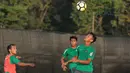 Duel Osvaldo Haay (kanan) dan Riko pada sesi latihan di Lapangan ABC Senayan, Jakarta (22/6/2018). Timnas melakukan persiapan untuk melawan Korea pada laga uji coba 23 Juni 2018. (Bola.com/Nick Hanoatubun)