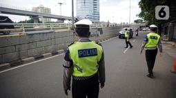 Polisi saat melakukan Operasi Zebra Jaya 2021 di kawasan Jalan Gatot Subroto, Jakarta, Selasa (16/11/2021). Polda Metro Jaya menggelar Operasi Zebra Jaya 2021 pada 15-24 November. (Liputan6.com/Faizal Fanani)