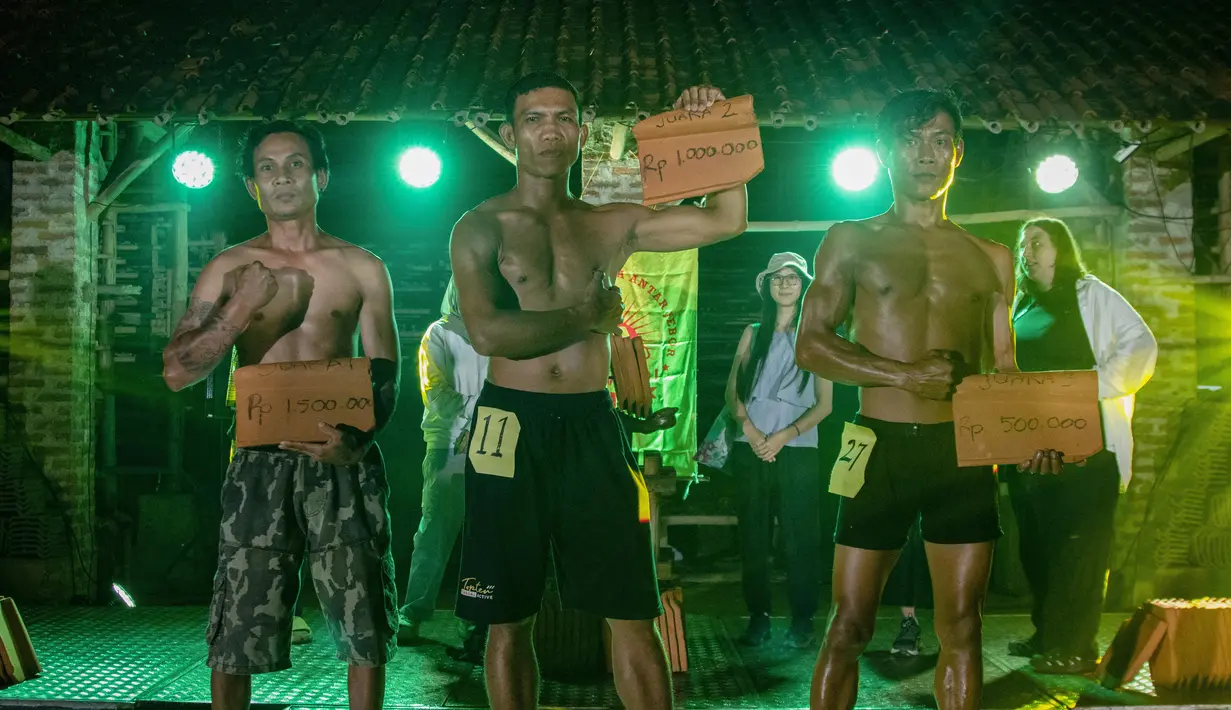 Mereka berharap tradisi ini tak lekang tergerus perkembangan zaman sebagaimana genteng yang kian terdesak oleh material bangunan modern. (Aditya Irawan/AFP)