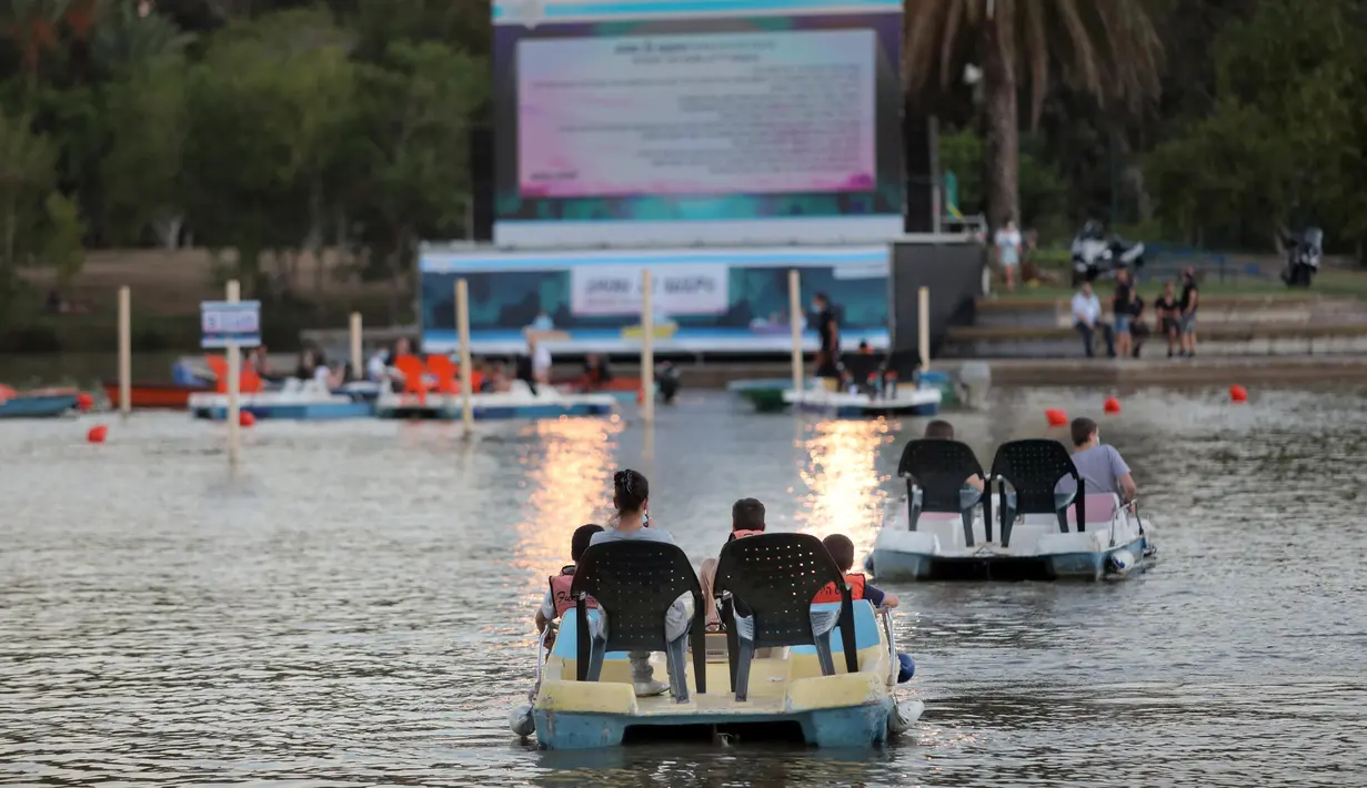 Orang-orang duduk di atas perahu saat "berlayar" di bioskop terapung, Tel Aviv, Israel, 20 Agustus 2020. Bioskop terapung ini merupakan inisiatif pemerintah Kota Tel Aviv untuk menyediakan acara budaya bagi warga selama pembatasan di tengah pandemi COVID-19. (Xinhua/JINI/Gideon Markowicz)