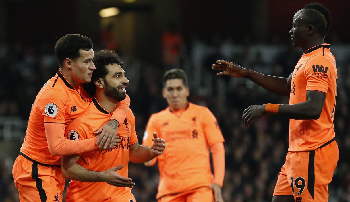 Para pemain Liverpool merayakan gol yang dicetak Mohamed Salah ke gawang Arsenal pada laga Premier League di Stadion Emirates, London, Jumat (22/12/2017). Kedua klub bermain imbang 2-2. (AFP/Ian Kington)