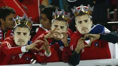 Suporter mengenakan topeng Arturo Vidal sebagai bentuk dukungan akan musibah kecelakaan yang dialaminya. (AP Photo/Luis Hidalgo)