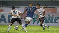 Striker Persib Bandung, Ciro Alves, tengah dikepung dua pemain Bali United, Made Andhika Wijaya dan Novri Setiawan dalam laga pertamanya di Grup C Piala Presiden 2022. (Bola.com/Bagaskara Lazuardi)