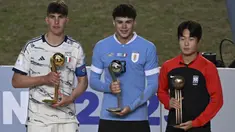 Timnas Uruguay berhasil menjadi juara baru ajang Piala Dunia U-20 setelah pada laga final Piala Dunia U-20 2023 di Unico Diego Armando Maradona Stadium, La Plata, Argentina, Senin (12/6/2023) dini hari WIB berhasil mengalahkan Italia dengan skor tipis 1-0. Usai laga final, beberapa penghargaan juga diberikan kepada para pemain dalam beberapa kategori. Berikut para pemain penerima penghargaan tersebut. (AFP/Luis Robayo)