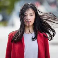 ilustrasi perempuan baju merah/copyright by hirobirock (Shutterstock)