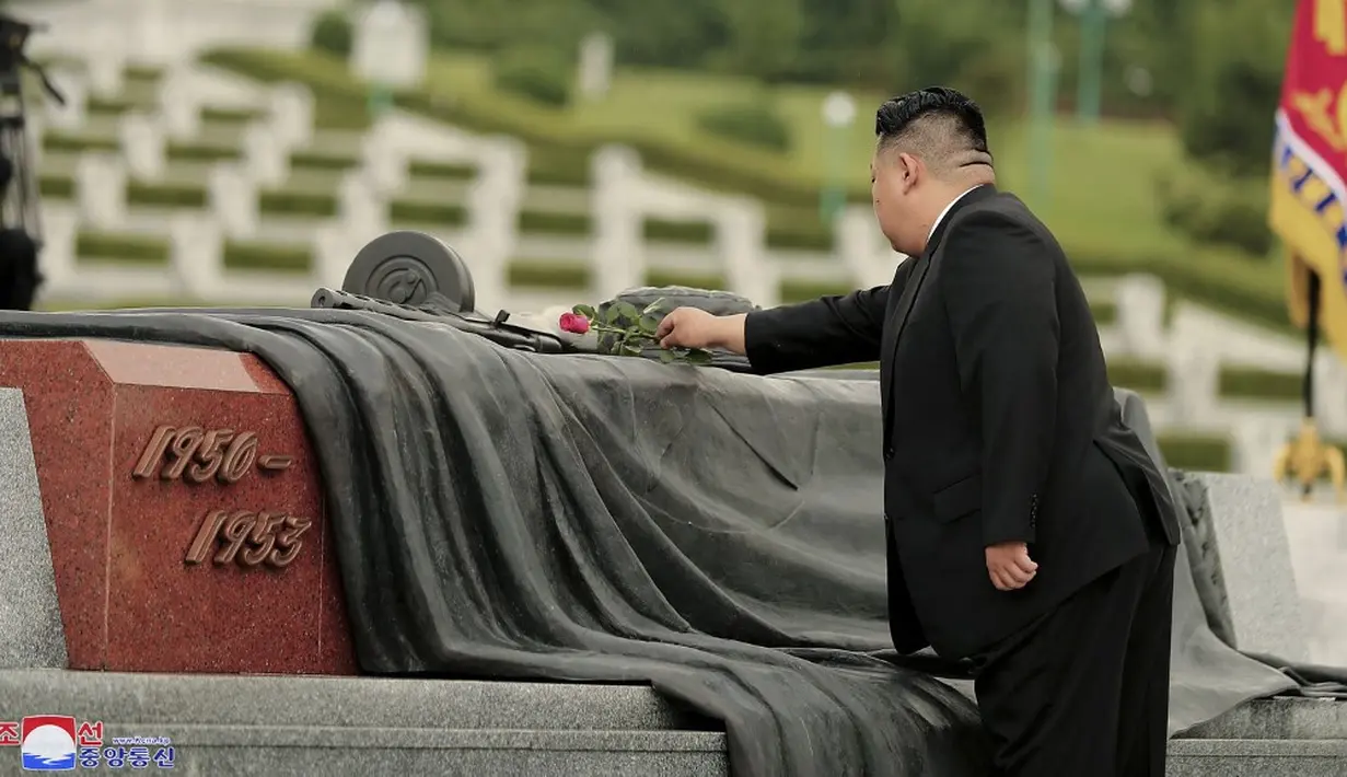 <p>Kim Jong Un mengunjungi pemakaman tentara Korea Utara dan China yang bertempur dalam Perang Korea menjelang peringatan 70 tahun gencatan senjata peperangan tersebut pada hari Kamis besok. (STR/KCNA VIA KNS/AFP)</p>