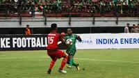 Ferinando Pahabol mencetak gol penyeimbang saat Persebaya diimbangi PS TNI (Liputan6.com/ Dimas Angga P)