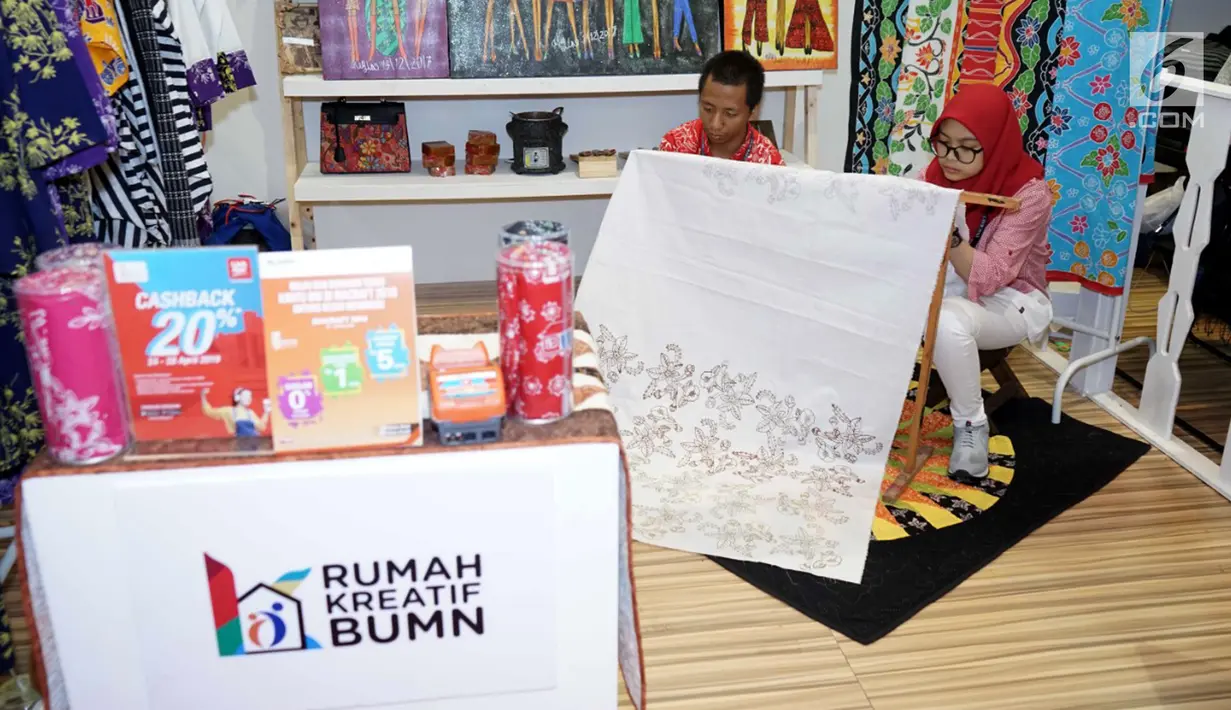 Pebatik penyandang disabilitas tunarungu Fairuz (kiri) dan Zahwa Rahmawati (kanan) mencanting pada pameran kerajinan INACRAFT 2019 di zona Rumah Kreatif BUMN (RKB) binaan BNI di Jakarta. Zahwa Rahmawati yang merupakan siswi kelas 1 SMP tergabung di RKB Akeyla Designer Cilik. (Liputan6.com/HO/Rizki)