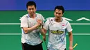 Pebulutangkis ganda putra Indonesia, Mohammad Ahsan (kanan) dan Hendra Setiawan merayakan kemenangan mereka atas wakil Australia, Pramudya Kusumawardan/Andika Ramadiansyah dalam pertandingan perempat final Australia Open di Quaycentre, Sydney, 14 Juni 2024. (Saeed KHAN/AFP)