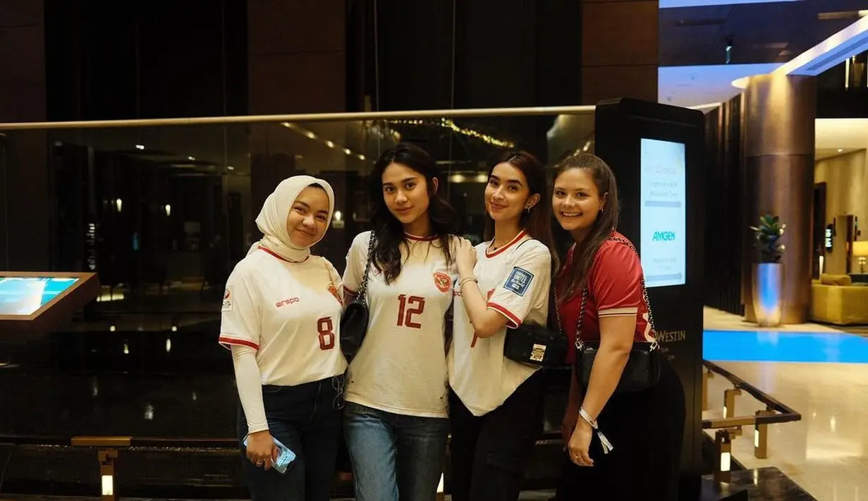 Melalui akun Instagram pribadinya, Azizah Salsha membagikan potretnya bersama para WAGs lainnya. Mereka tampil kompak mengenakan jersey Timnas. [@acadumpie]