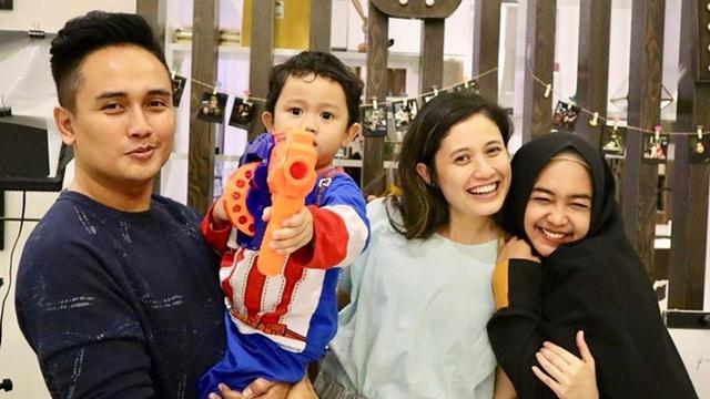 6 Potret Denny Darko Bareng Keluarganya yang Selalu Tampil Harmonis