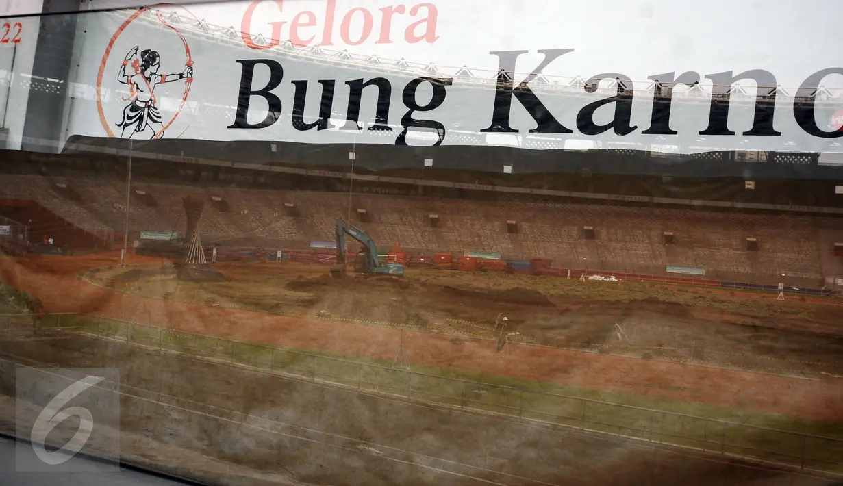 Alat berat melakukan pengerukan tanah lapangan bola saat proses renovasi Stadion GBK Jakarta, Selasa (18/10). Pengerjaan renovasi Stadion GBK bagian persiapan jelang Asian Games 2018 dan ditargetkan selesai Oktober 2017. (Liputan6.com/Helmi Fithriansyah)