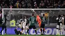 Kiper Juventus, Gianluigi Buffon berusaha menghalau bola saat bertanding melawan Bologna pada pertandingan lanjutan Liga Serie A Italia di stadion Allianz, Turin (19/10/2019). Juventus menang tipis atas Bologna 2-1. (AFP Photo/Marco Bertorello)