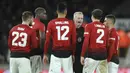 Para pemain Manchester United melakukan protes kepada wasit saat melawan Wolverhampton Wanderers pada laga Piala FA 2019 di Stadion Molineux, Sabtu (16/3). Wolverhampton menang 2-1 atas Manchester United. (AP/Rui Vieira)