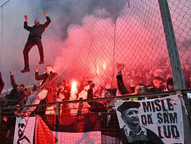 Suporter Timnas Bosnia dan Herzegovina merayakan kemenangan atas Italia pada final play-off kualifikasi Piala Dunia 2026 zona Eropa melawan Italia di Stadion Bilino Polje, Zenica, Selasa 31 Maret 2026 waktu setempat atau Rabu 1 April 2026 dini hari WIB. Bosnia dan Herzegovina memastikan tiket berlaga di ajang Piala Dunia 2026. (Elvis BARUKCIC/AFP)