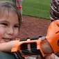 Seorang gadis kecil dengan lengan robot menjadi tamu kehormatan pada pertandingan baseball tingkat dunia (doc: Nerdist)