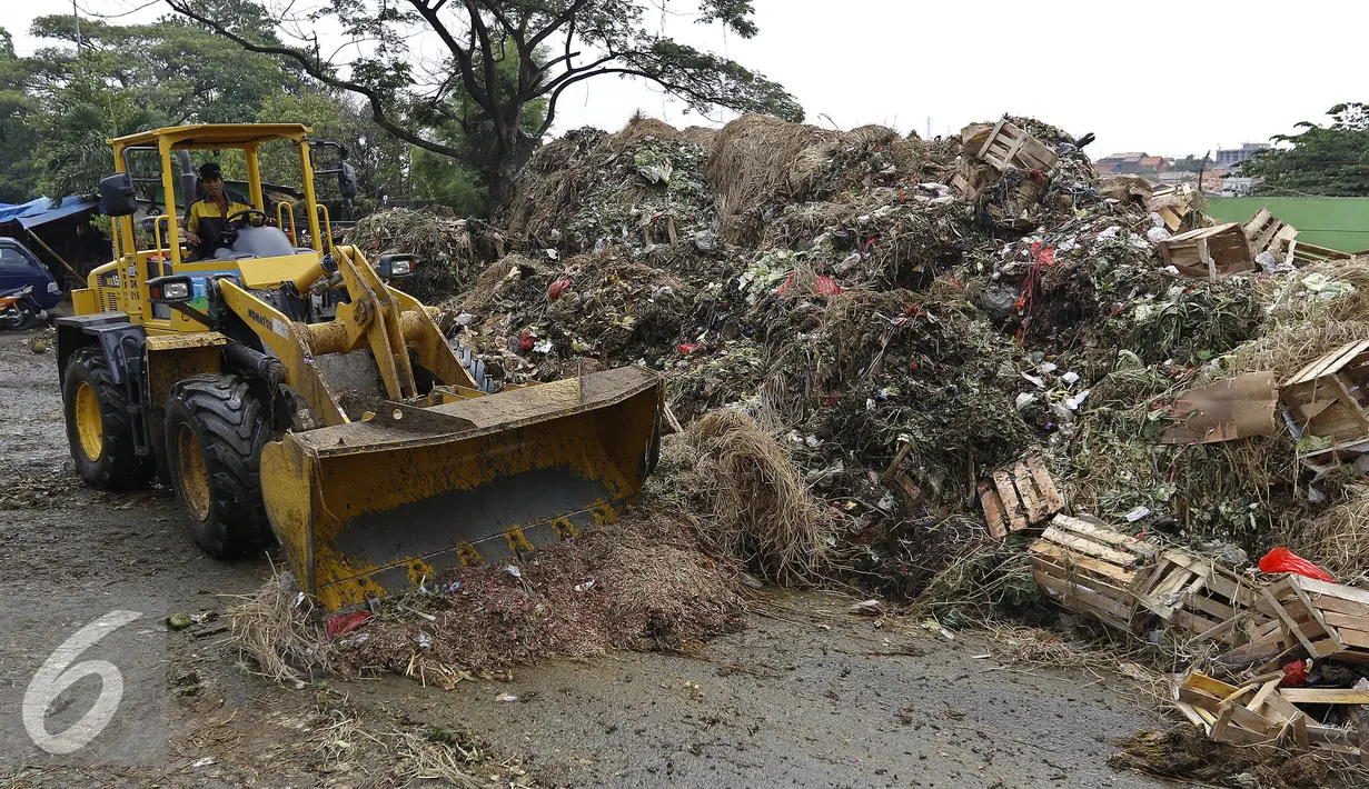 Kendaraan pegeruk sampah diturunkan untuk memindahkan tumpukan sampah dari tempat penampungan sampah di Pasar Induk Kramat Jati, Jakarta, Kamis (5/11/2015). Dalam sehari Pasar Induk dapat menghasilkan 190 ton sampah. (Liputan6.com/Yoppy Renato)