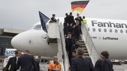 Bendera berkibar saat para pemain Timnas Jerman mendarat di Moskow, Selasa (12/6/2018). Jerman datang ke Rusia untuk mempertahankan gelar juara Piala Dunia. (AP/Alexander Zemlianichenko)
