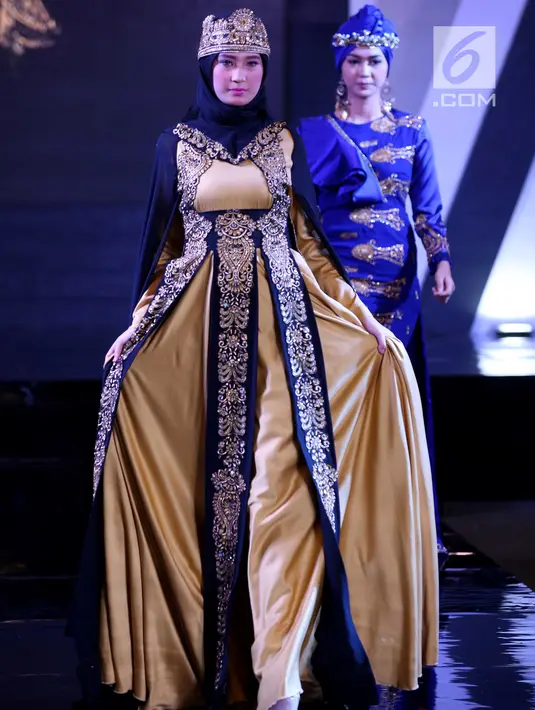 Model membawakan busana pada acara Palembang Fashion Week (PFW) 2019 di Palembang Icon, Sumsel, Minggu (10/3). Pagelaran PFW menampilkan berbagai koleksi terbaru dari tenant fashion yang mengusung tema URBANATION. (Liputan6.com/Fery Pradolo)
