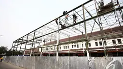 Pembangunan Ruang Tunggu Penumpang ini ditujukan untuk kenyamanan calon penumpang kereta api, Stasiun Senen, Jakarta, Senin (24/11/2014). (Liputan6.com/Faizal Fanani)
