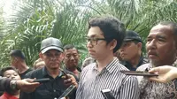 Rajif dalam rekonstruksi tahap dua kasus pembunuhan terhadap ayahnya di areal perkebunan sawit Dusun II, Desa Suka Damai, Kecamatan Kutalimbaru Kabupaten Deli Serdang, Sumatera Utara (Sumut), Kamis, 16 Januari 2020.