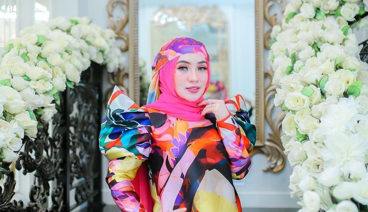 Outfit Colorful Shella Saukia ‘Crazy Rich Aceh’, Tampil Menawan - Foto ...