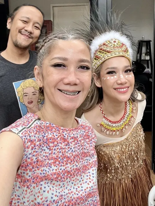 Penampilannya semakin lengkap dengan riasan makeup yang dipoles oleh @bumiauw. Tampak BCL mengaplikasikam bintik-bintik putih di bawah mata dengan riasan flawlessnya. Lipstik pink pun dikenakan olehnya. [@bumiauw]