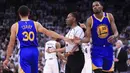 Pebasket Golden State Warriors, Kevin Durant, melakukan tos dengan rekannya Stephen Curry saat melawan San Antonio Spurs pada laga final NBA Wilayah Barat di San Antonio, Sabtu (20/5/2017). Spurs kalah 108-120 dari Warriors. (AFP/Ronald Martinez)